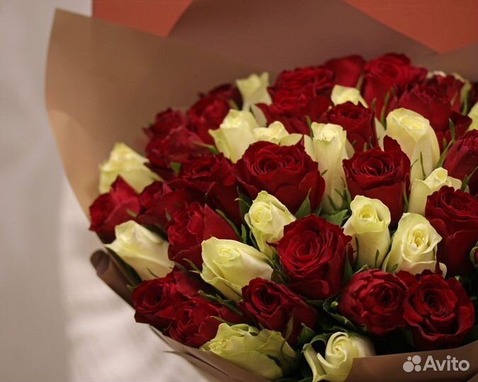 Букет из 51 красной и белой розы микс 35-40 см