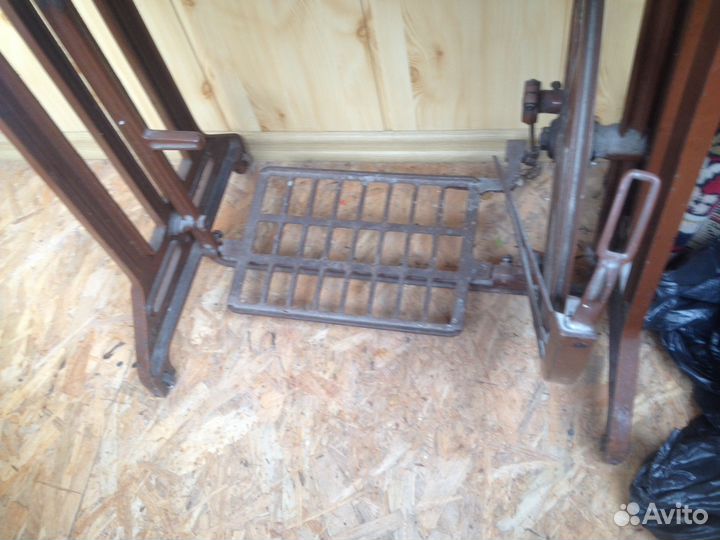 Швейная машинка ножная чешская