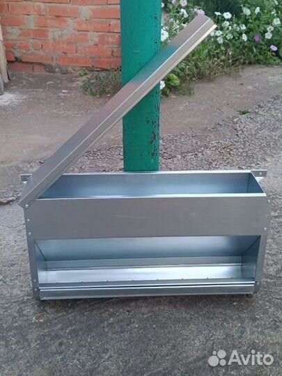 Бункерные кормушки для кур