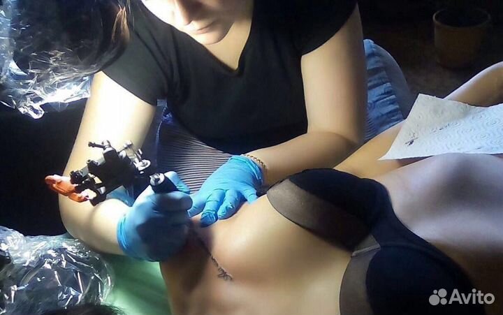 Тату-мастер девушка