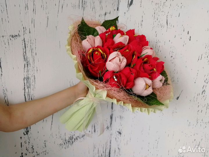 Букет с цветами из конфет