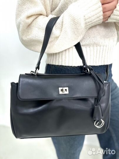 Женская, черная сумка с серебристой фурнитурой