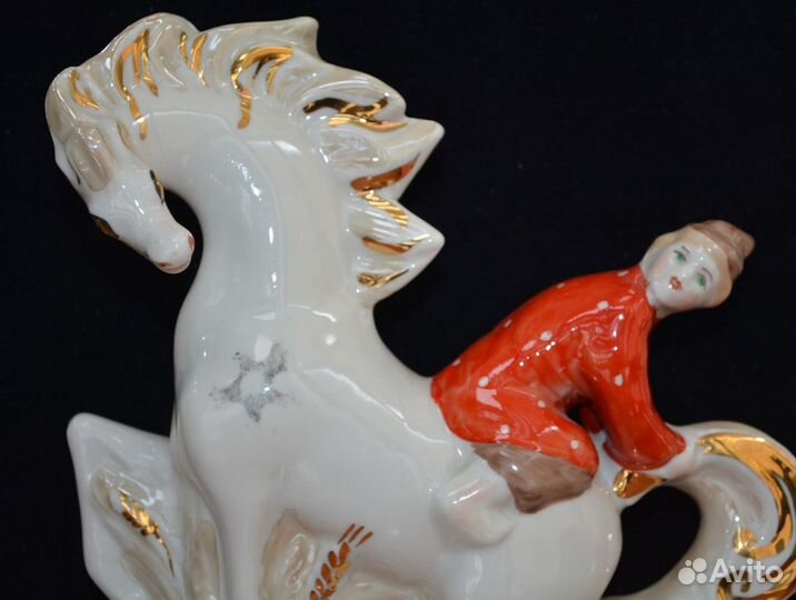 Фарфоровая статуэтка- конек горбунок. дулево