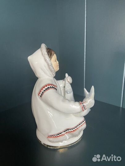 Фарфоровая статуэтка “Девочка-якутка с севрюгой
