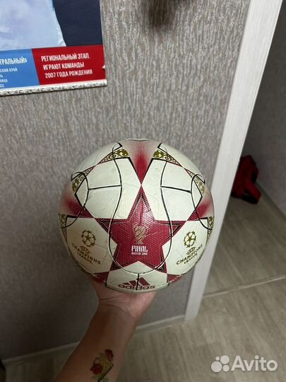 Профессиональный футболтный мяч Adidas лч2008