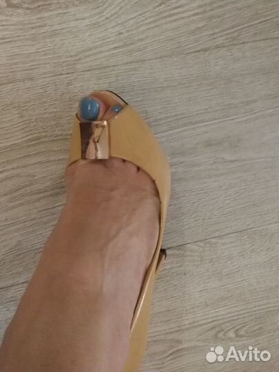 Скидкатуфли бежевые на каблучке с открытым носиком