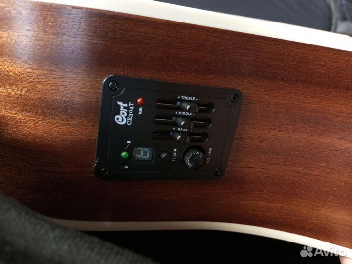 Электроакустическая гитара Cort MR500E