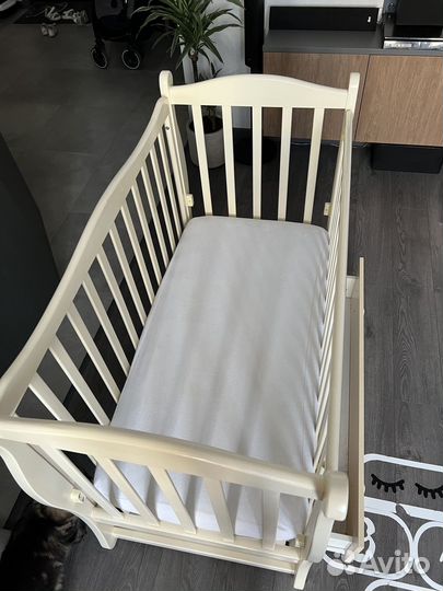 Детская кроватка с маятником, ящиком и матрасом