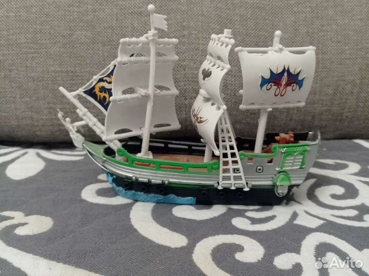 Игрушка корабль