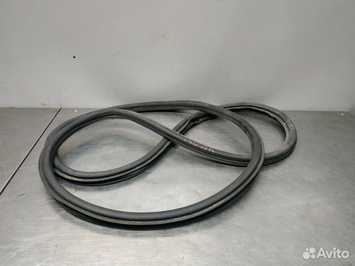 Уплотнитель двери передний правый Volkswagen Polo