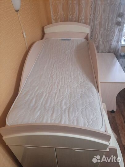 Детская кровать чердак со столом и шкафом