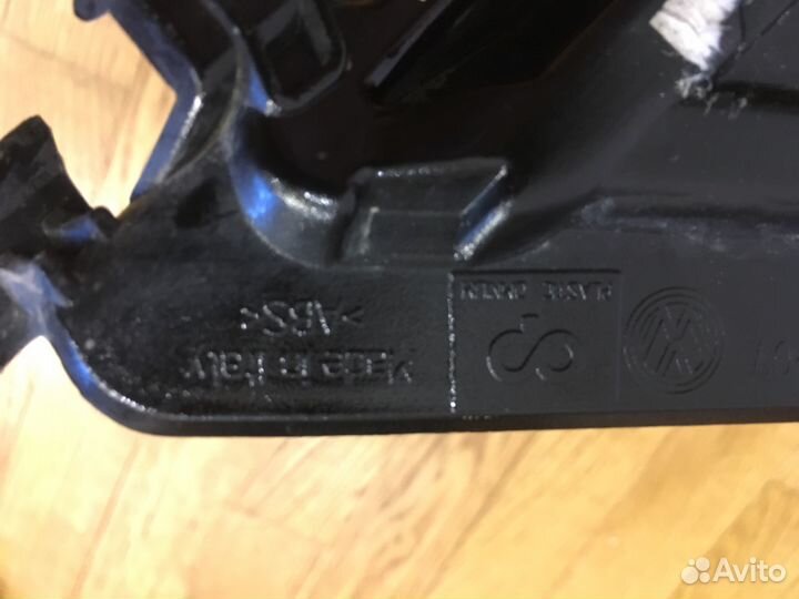 Решётка радиатора нижняя правая Volkswagen Touareg