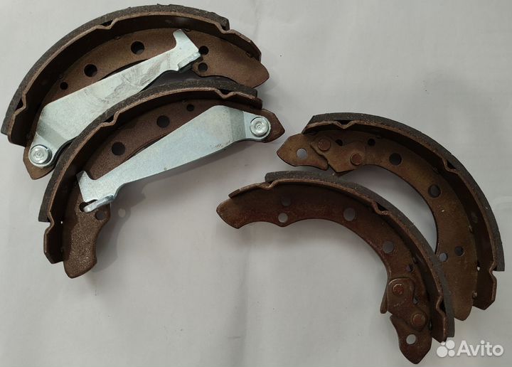 Барабанные тормозные колодки bosch новые