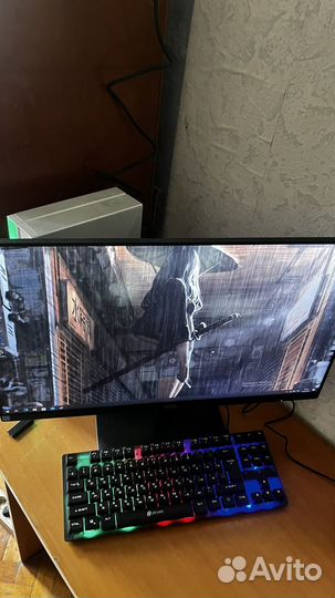 Игровой компьютер с монитором и клавиатурой
