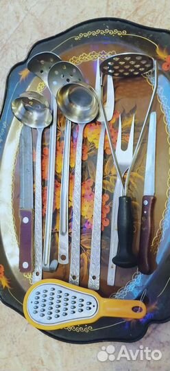 Столовые приборы и поднос