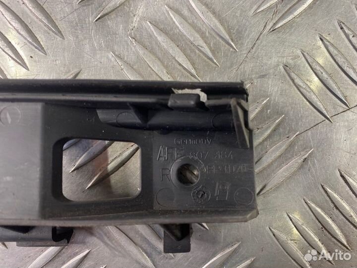 Крепление бампера правое Volkswagen Passat B6