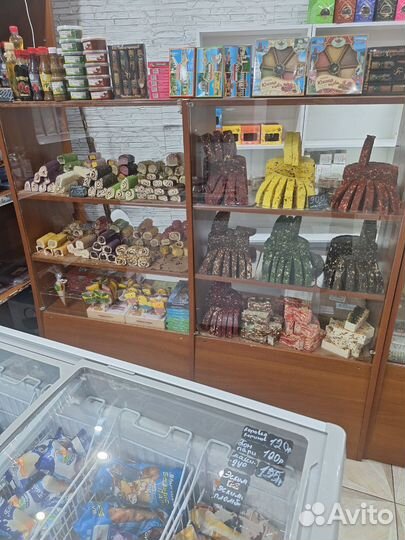 Стеллаж и стеклянные витрины