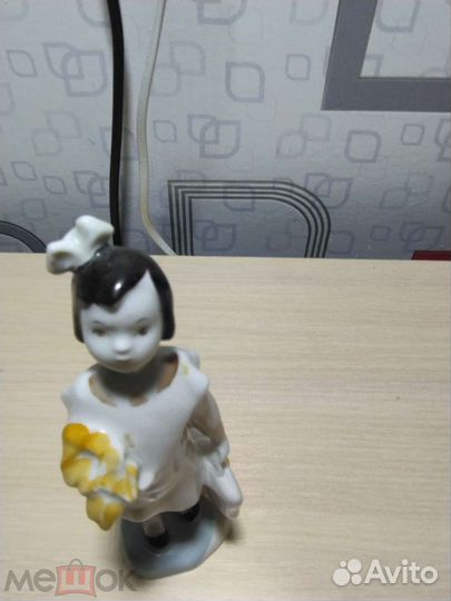 Фарфоровая статуэтка. Школьница. лфз. В/С