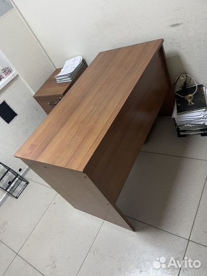 Письменный стол с тумбой