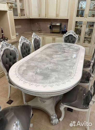 Обеденный стол и стулья