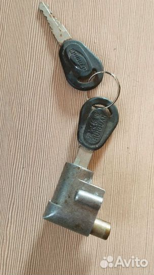 Замок для фиксации аккумулятора