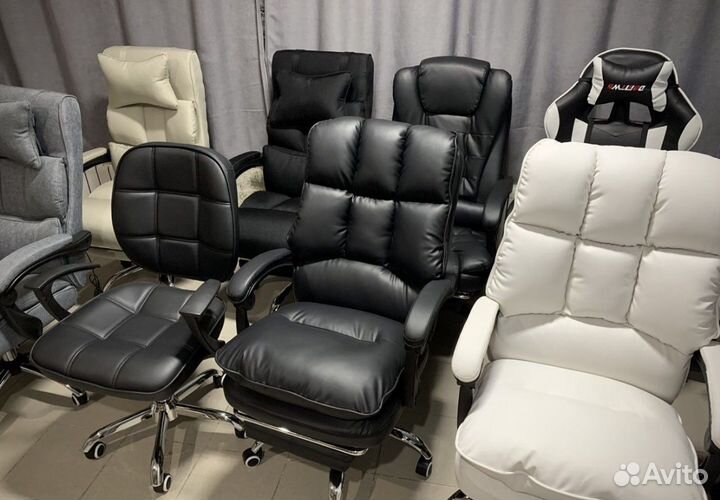Офисное кресло руководителя с подножкой