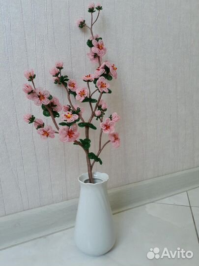Красивая ветка сакуры из бисера