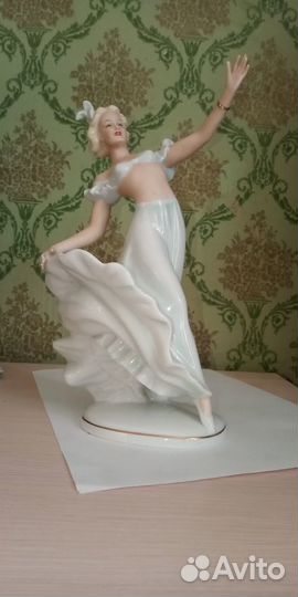 Фарфоровая статуэтка 
