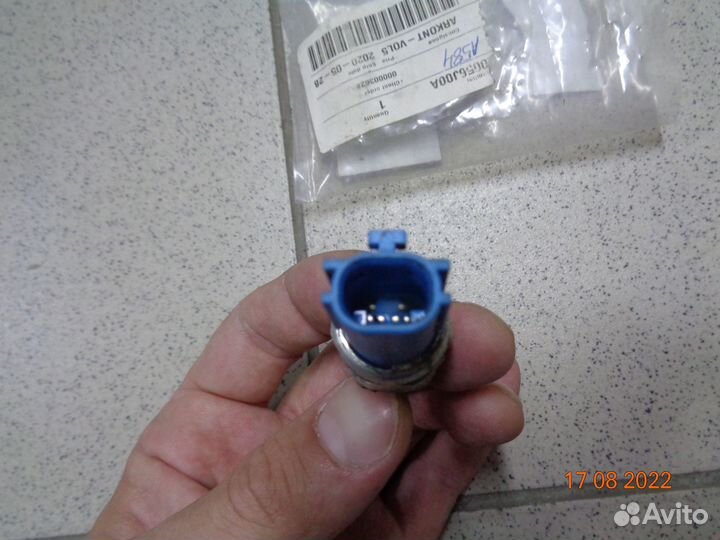 320056J00A Концевик заднего хода на кпп Nissan