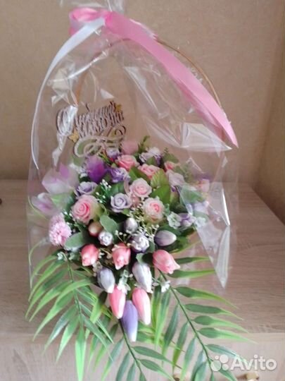 Подарок на день рождения,корзина с цветами из мыла