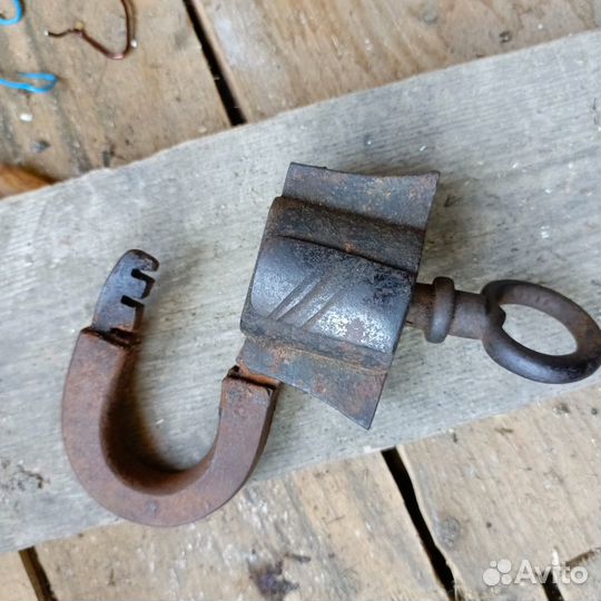 Навесной замок старинный