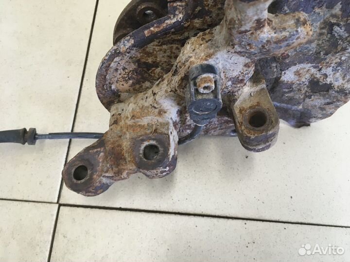 Кулак поворотный передний правый Omega B 1994-2003