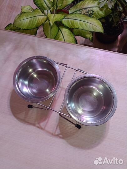 Двойная кормушка для собак и кошек