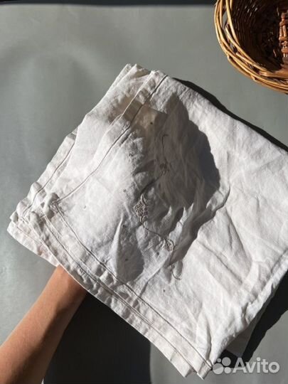 Скатерть льняная с вышивкой белая