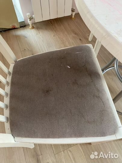 Стол и три стула