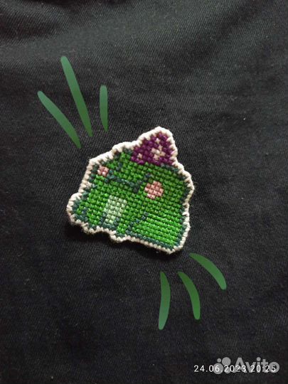 Значок с жабкой