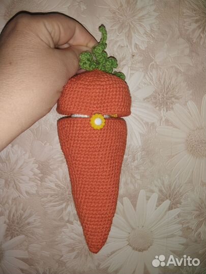 Зайчик с морковкой вязаные(амигуруми)