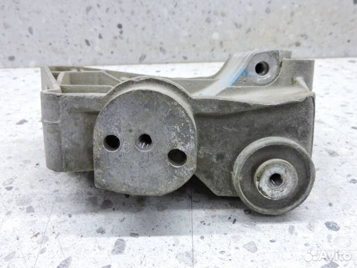 Кронштейн генератора Land Rover Discovery 3 2004-2