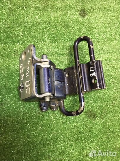 Петля задней правой двери VW passat b5 нижняя