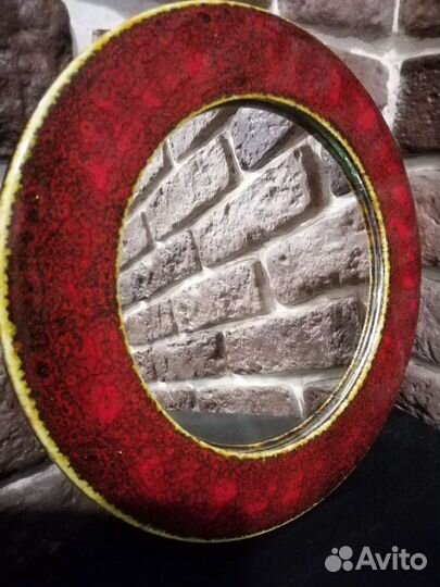 Старинное зеркало в керамической раме