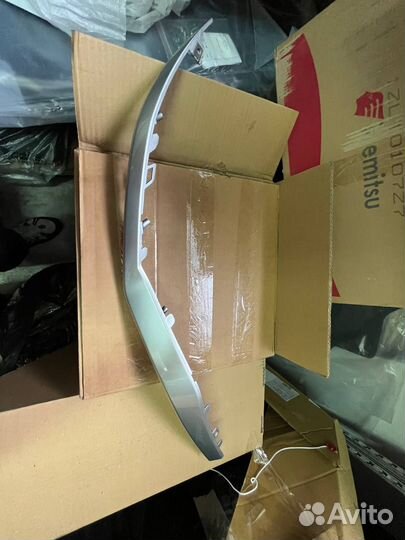 Накладка переднего бампера правая серебристая T1E