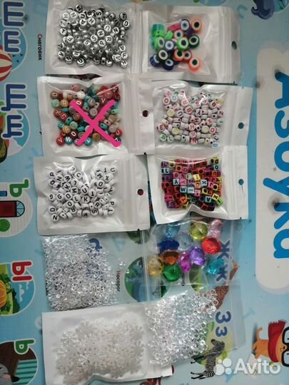 Стеклянные и пластиковые бусины, пришивные и клеев