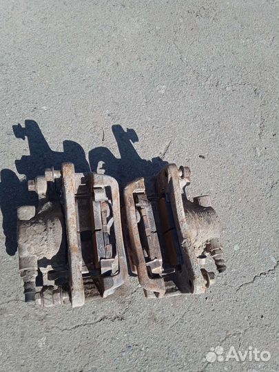 Суппорт задний левый mitsubishi chariot grandis