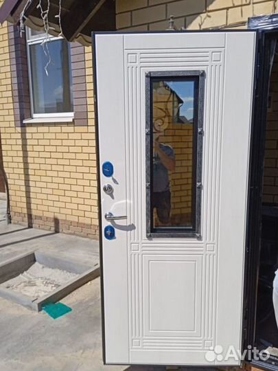 Дверь входная с ковкой со стеклопакетом