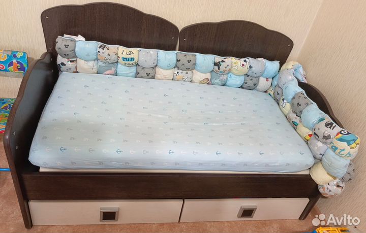 Детская кроватка с маятником и ящиками
