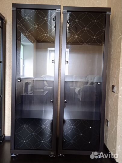 Современные шкафы-витрины 3 штуки