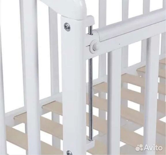 Детская кроватка с маятником