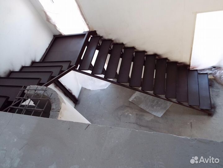 Лестница на металлическом каркасе