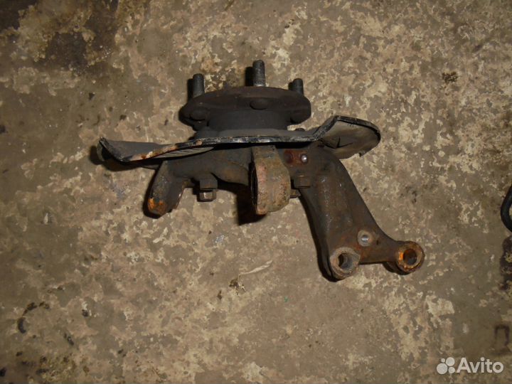 Кулак со ступицей Тойота Королла 150