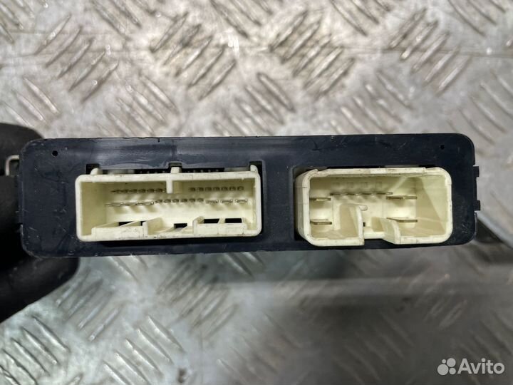 Блок управления левой двери Toyota Sienna 2